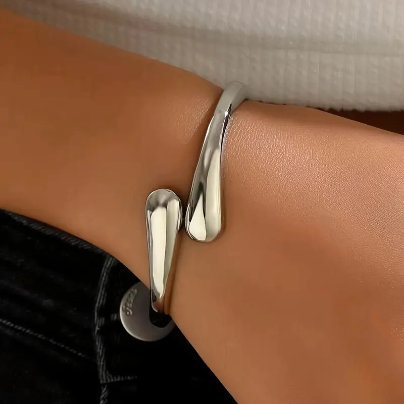 Minimalist Silvery Teardrop Cuff Bracelet – Elegant Heavy Metal Bangle for Women